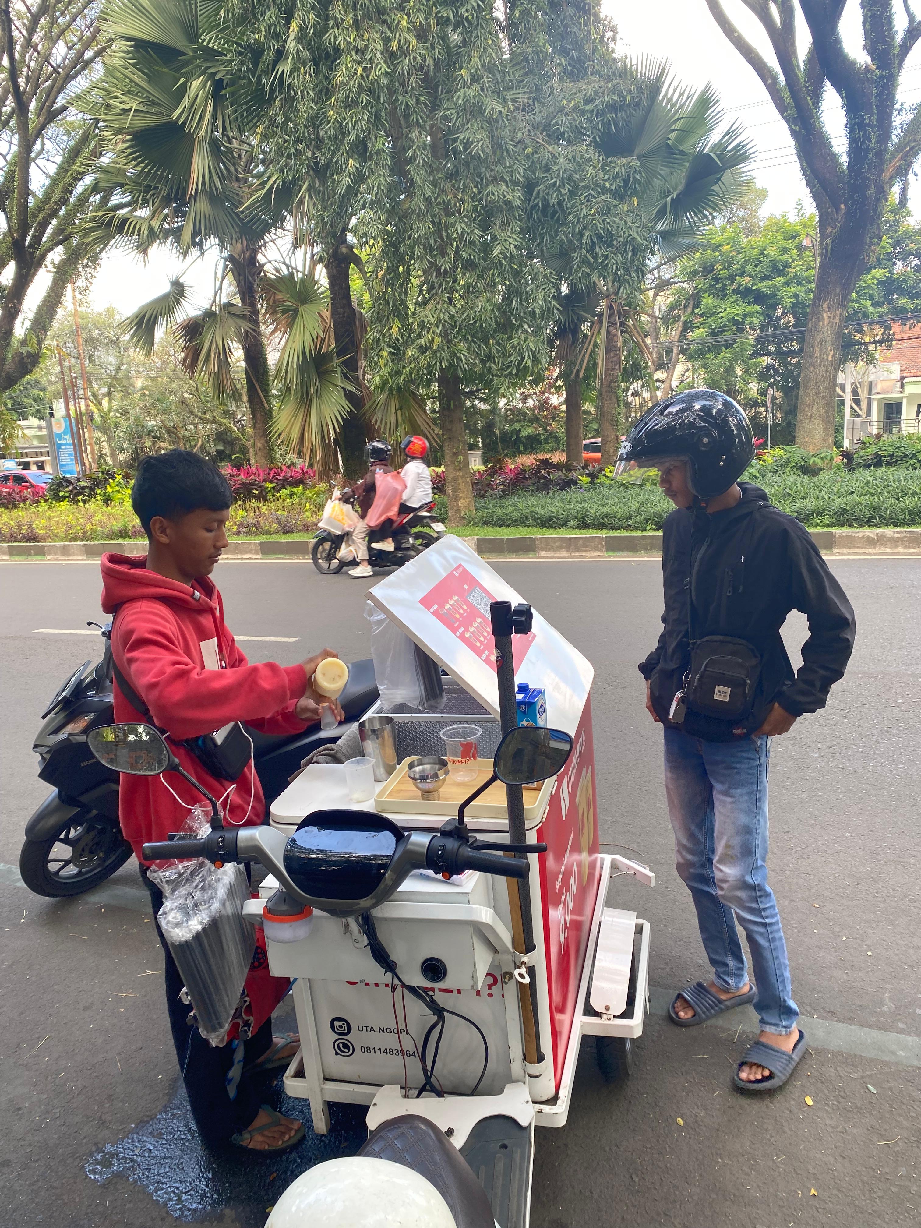 CEKATAN: Penjual Starling dengan cepat melayani pelanggan tapi tak membuat rasa berubah