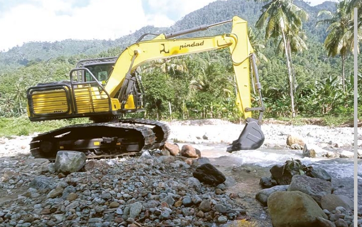 PENDANGKALAN: Satu unit alat berat diterjunkan untuk mengeruk material pasir dan batu di sungai Desa Pujiharjo, Kecamatan Tirtoyudo kemarin.