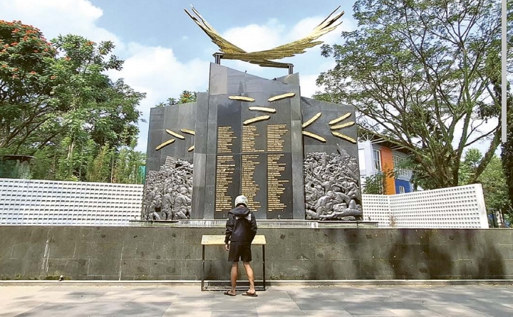 MENGENANG TRAGEDI:  Monumen di area Stadion Kanjuruhan, Desa Kedungpedaringan, Kecamatan Kepanjen kemarin (11/7).