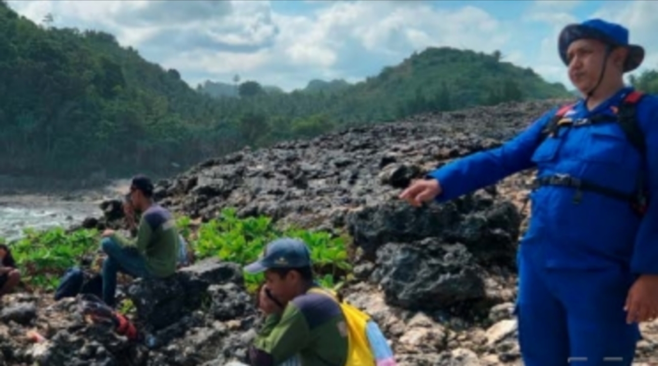 PENCARIAN HARI KEDUA: Tim gabungan menyisir Pantau Bajulmati, Desa Gajahrejo, Kecamatan Gedangan untuk mencari korban yang tergulung ombak.