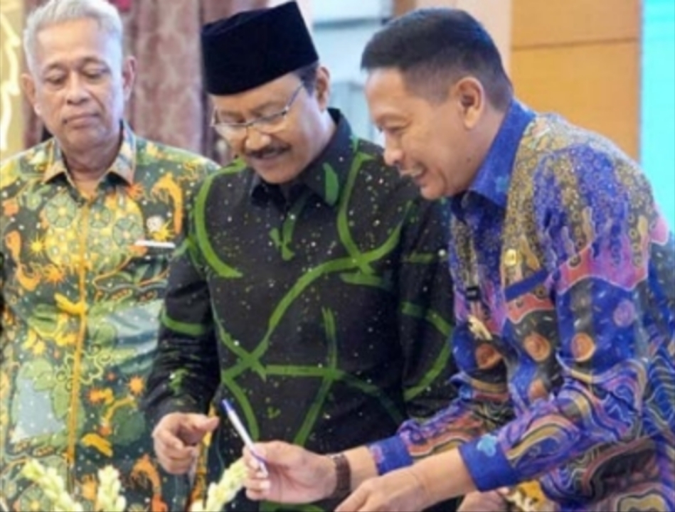 UNTUK SEKOLAH RAKYAT: Wali Kota Malang Wahyu Hidayat menandatangani penyerahan Gedung Poltekom kepada Menteri Sosial Saifullah Yusuf di Jakarta, Kamis lalu (10/7).
