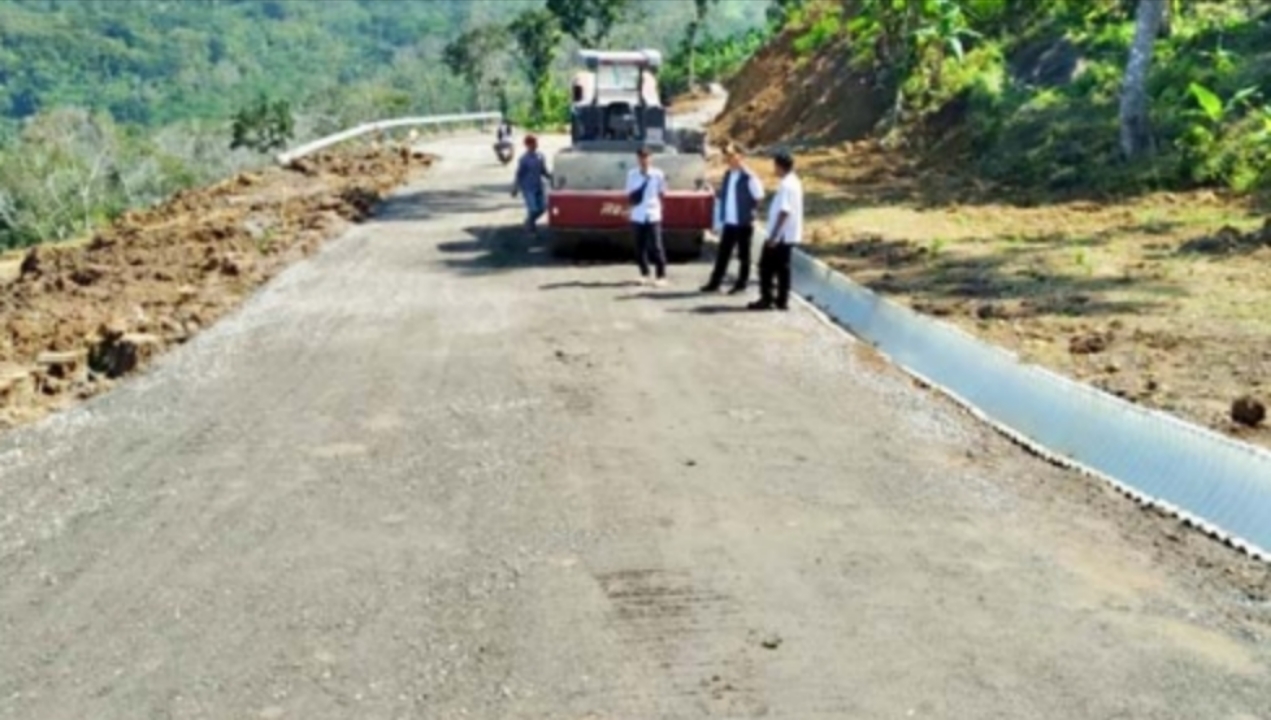 TUNGGU PERBAIKAN TOTAL: Salah satu titik kerusakan di Kelok Sembilan Jalan Lintas Selatan, Desa Sumberoto, Kecamatan Donomulyo, Kabupaten Malang, sudah diperbaiki dan bisa dilewati kendaraan roda 4.