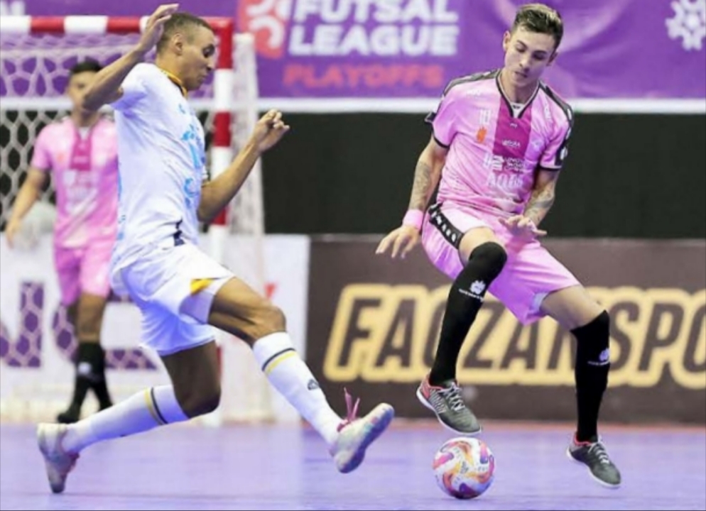 TANTANGAN SEBENARNYA: Ala Unggul FC Malang Andres Josue Teran (kanan) berusaha melewati hadangan Pivot Pangsuma FC Kalbar Daniel Alves dalam laga Playoff Elite 8 di GOR Amongrogo Jogjakarta, kemarin.