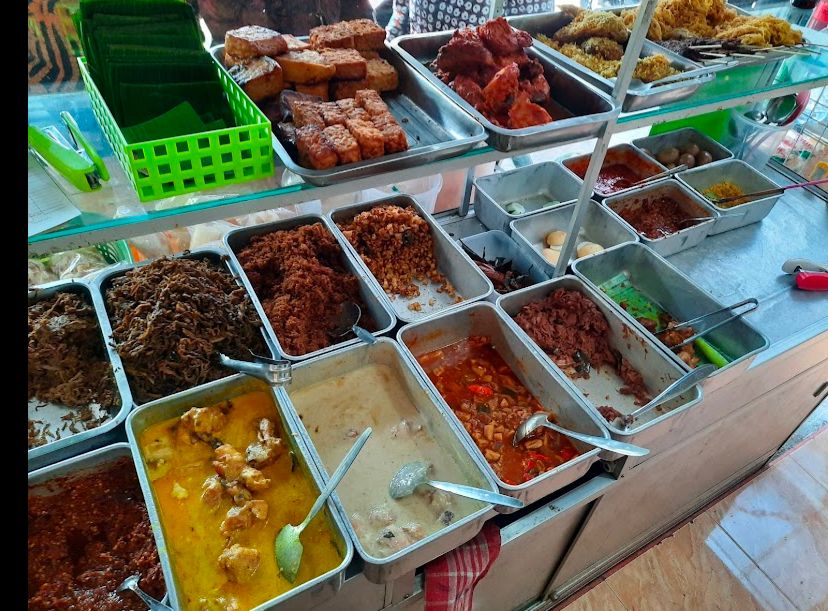 BERAGAM: Aneka lauk pauk yang disajikan oleh Nasi Krawu Bu Adam yang menggugah selera.