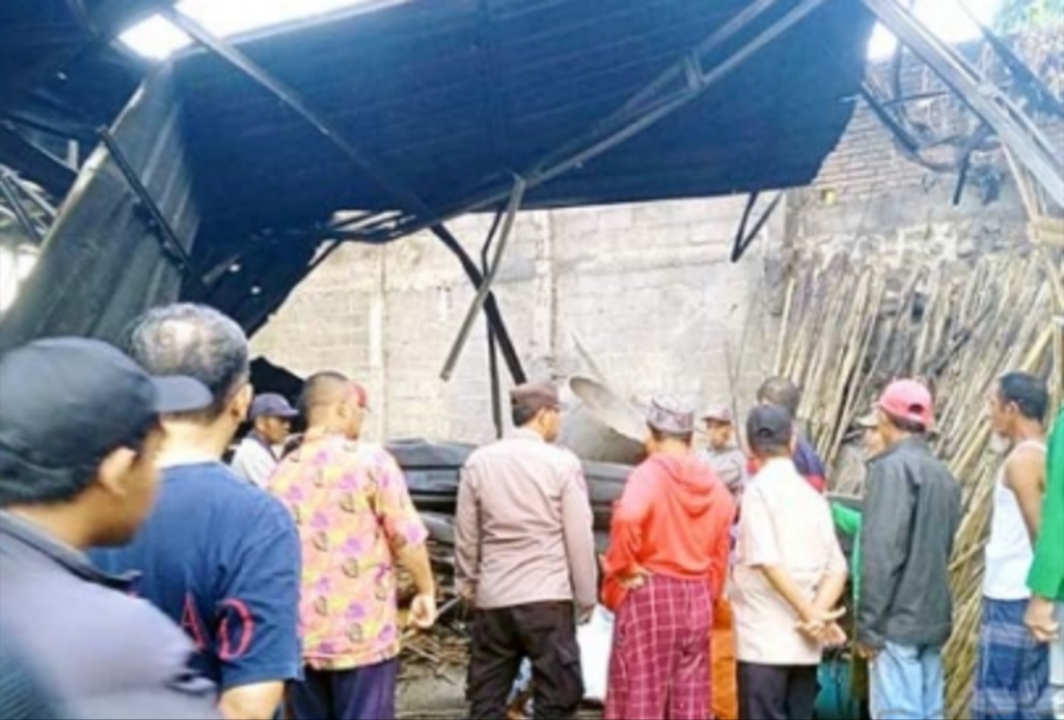 DISELIDIKI POLISI: Petugas dari Polsek Kasembon bersama sejumlah warga menyaksikan lokasi meledaknya tungku pemanas bambu di Desa Kasembon, Kabupaten Malang, kemarin pagi.
