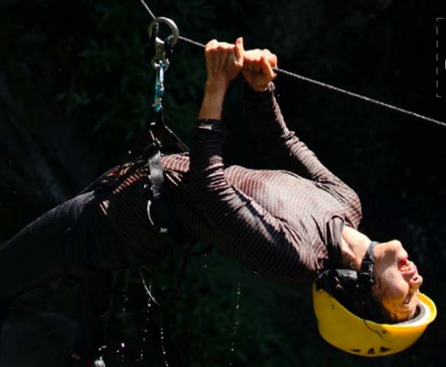 EKSTREM: Salah satu aksi dalam Canyoning.