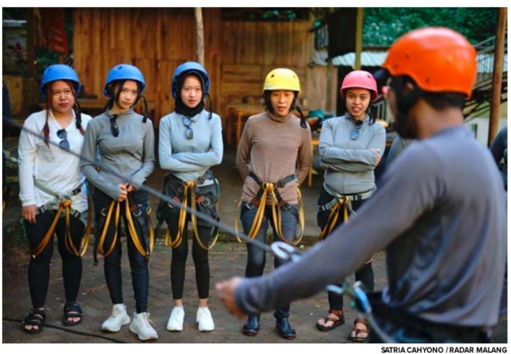 PERSIAPAN: Pemandu menjelaskan hal-hal yang perlu diperhatikan sebelum Canyoning.