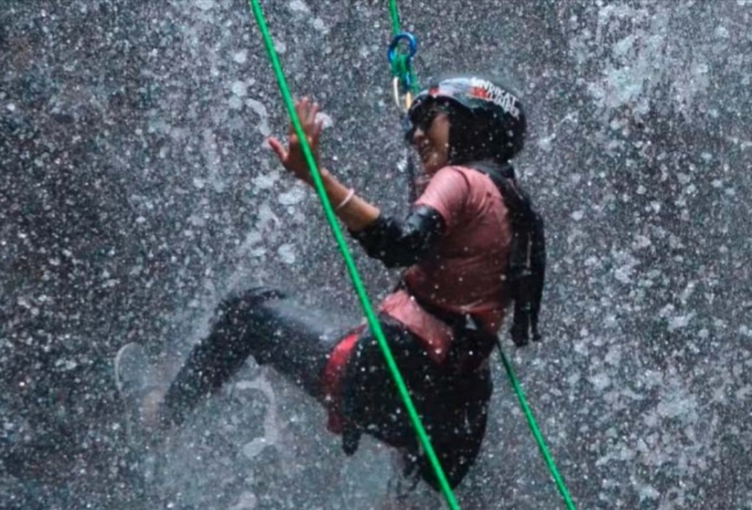 MENANTANG: Canyoning di air terjun.