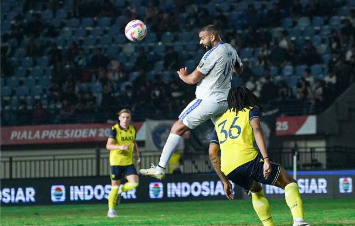 HARUS BERSABAR: Dalberto Luan Belo (kiri) melakukan duel udara melawan pemain Oxford United dalam laga Piala Presiden pada Kamis lalu (10/7).
