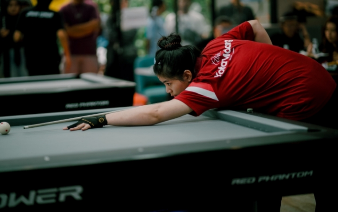 SUMBER MEDALI: Atlet Biliar Kota Malang Enjelika Fitri bertanding di nomor 10 Ball Single Putri di Carabao Bistro and Pool, Kota Batu, beberapa waktu lalu.
