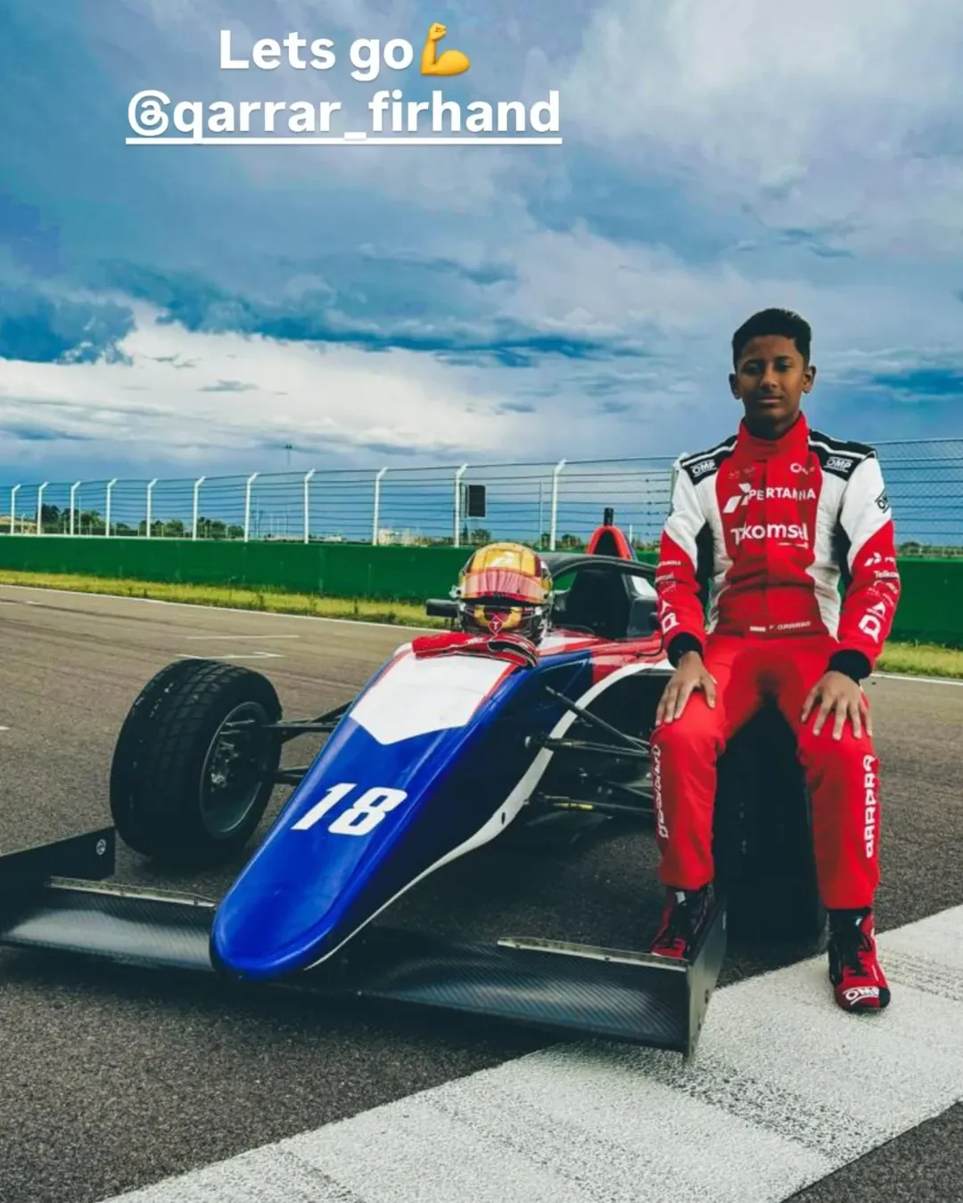 Qarrar Firhand Ali pose dengan mobil Formula 4. (Instagram Qarrar Firhand)