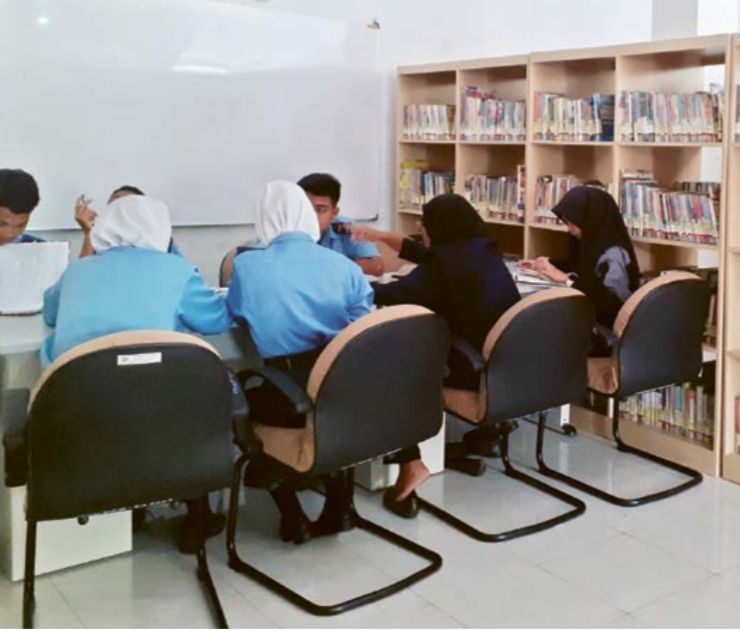 AYO MEMBACA: Pengunjung serius membaca buku di perpustakaan daerah (perpusda) Kabupaten Malang, Jumat lalu (11/7).