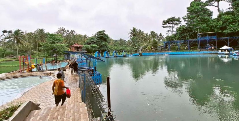 DESTINASI: Wisatawan menikmati kesejukan air di kolam Taman Wisata Bedengan, Desa Kaliasri, Kecamatan Kalipare.