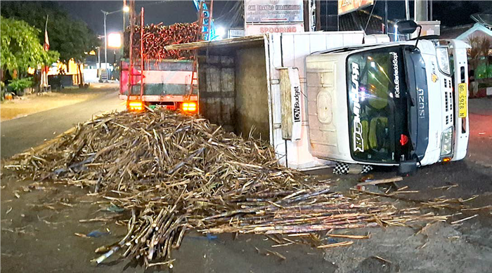 BELOK: Truk pengangkut tebu Isuzu Elf dengan nomor polisi N 8265 UB terguling saat hendak mengisi BBM di SPBU Karangkates, Sabtu malam (12/7), sekitar pukul 22.00.
