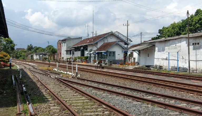 Dekat Stasiun Singosari, tiga tempat makan ini tawarkan cita rasa khas dengan harga terjangkau&mdash;pas untuk santapan sebelum atau sesudah perjalanan.
