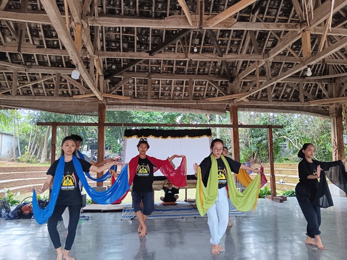KESENIAN: Para remaja putri berlatih menari di Padepokan Seni Mangun Dharma, Dusun Kemulan, Desa Tulusbesar, Kecamatan Tumpang kemarin.