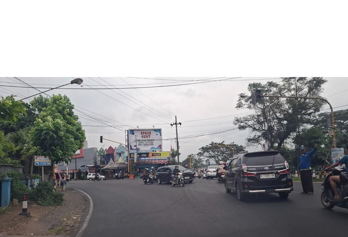 LALIN: Arus lalu lintas di Jalur Wandanpuro-Gading, Kecamatan Bululawang lengang kemarin (13/7). Kawasan tersebut kerap terjadi kecelakaan lalu lintas.