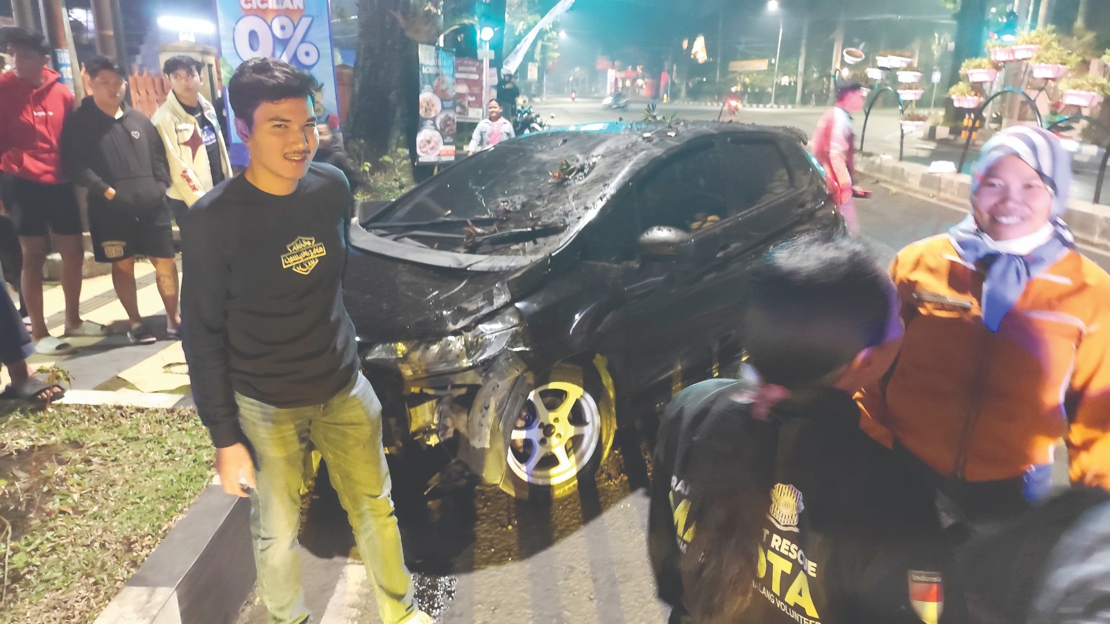 LALAI: Kondisi Honda Jazz bernopol BK 1120 MQ yang ringsek setelah menabrak median Jalan Kawi kemarin dini hari.