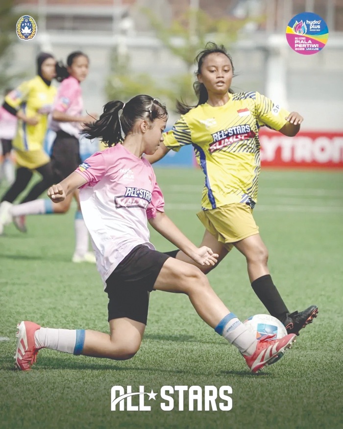 PETIK PELAJARAN: Pemain All Stars Malang (kiri) berusaha melepaskan umpan dalam laga babak perempat final Piala Pertiwi melawan All Stars Sumut beberapa waktu lalu.