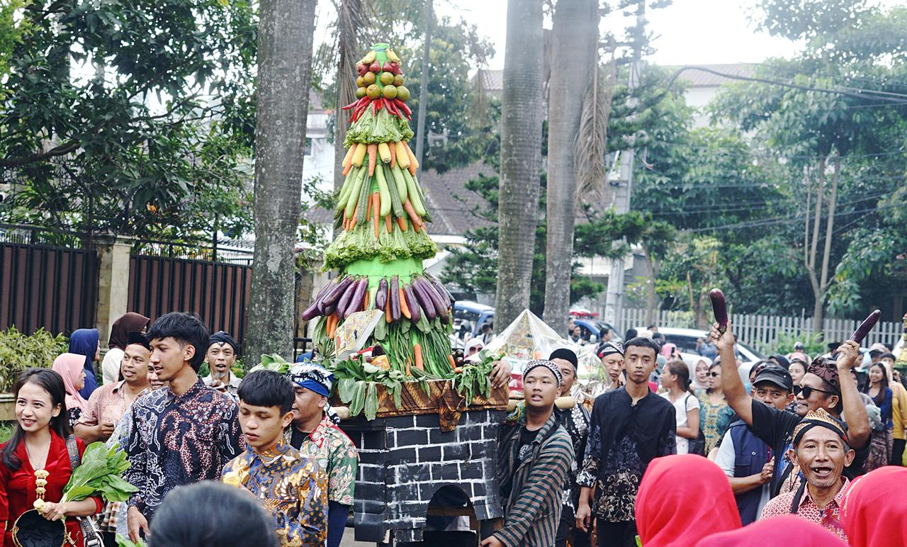 MERIAH: Warga Kelurahan Oro-Oro Dowo mengarak gunungan hasil bumi pada festival budaya memperingati bulan Muharram kemarin (13/7). Mereka juga mengarak tumpeng yang disiapkan untuk santap bersama.