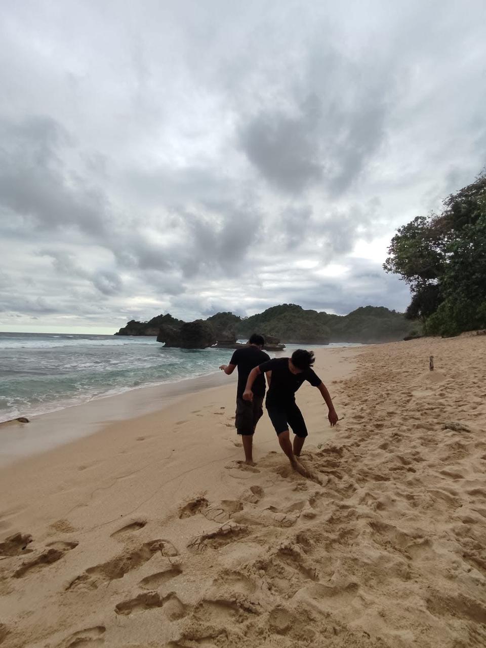MENARIK: Pantai yang sepi justru menjadi primadona wisatawan untuk berlibur.