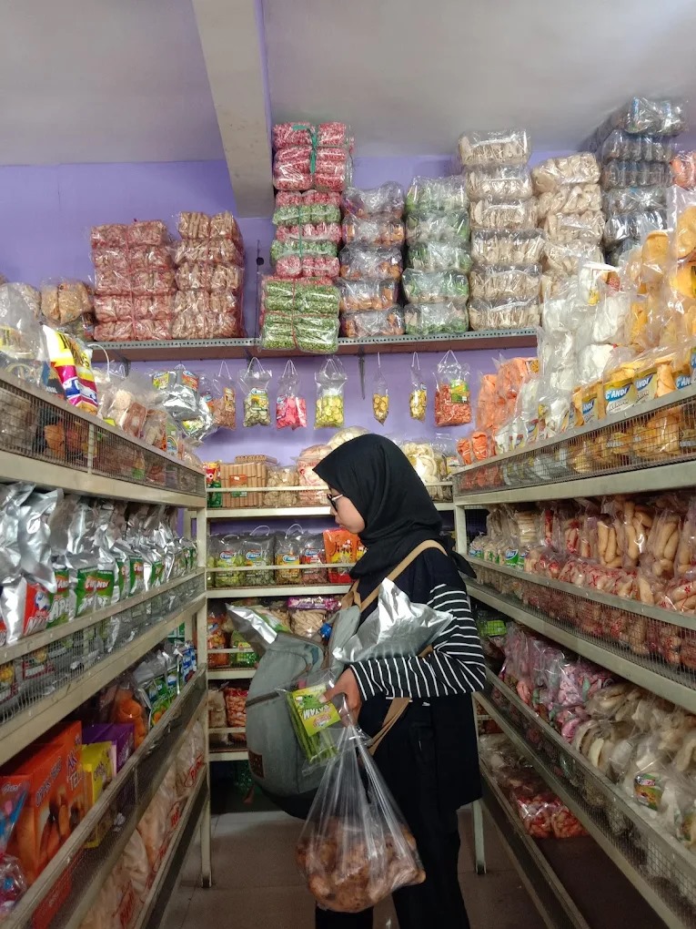 Sembilan pusat belanja ini jadi jujugan utama wisatawan saat berburu oleh-oleh khas Malang&mdash;lengkap, strategis, dan penuh pilihan menarik.