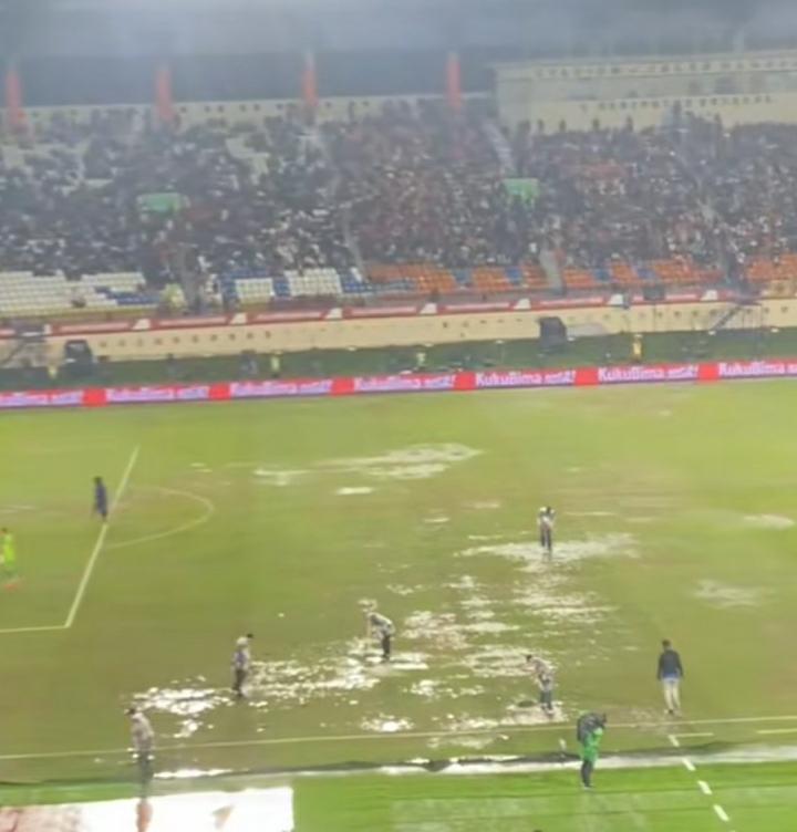 KACAU: Kondisi Stadion Si Jalak Harupat tergenang air saat laga final Piala Presiden 2025