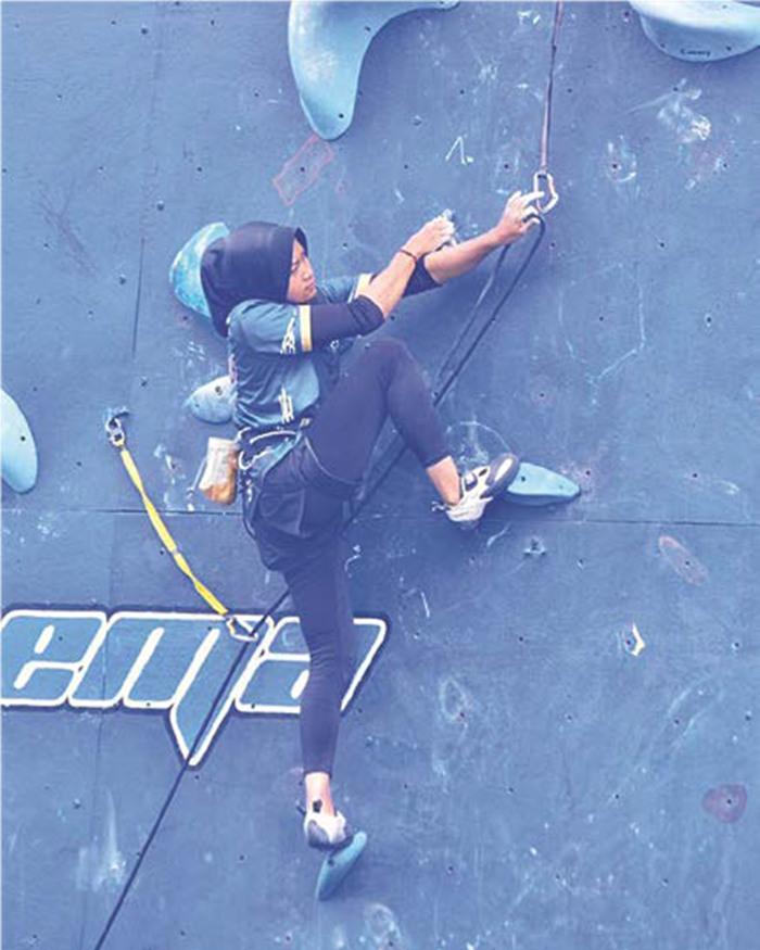 LAKUKAN EVALUASI: Atlet Putri Panjat Tebing Kota Malang bertanding di Wall Climbing Politeknik Negeri Malang, pada 5 Juli lalu.