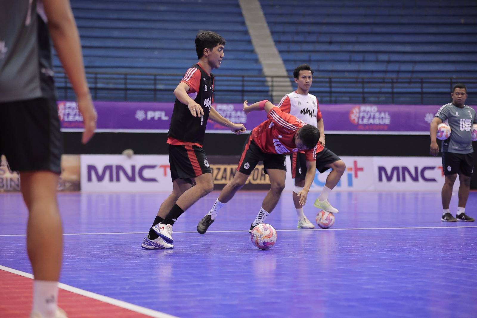 KERJA KERAS: Anchor Unggul FC Malang Muhammad Rifaldi (kiri) mengontrol bola dalam sesi latihan di GOR Amongrogo Jogjakarta pekan lalu.