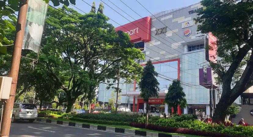 Di balik hiruk pikuk Transmart Malang, empat kuliner di gang sebelah ini siap manjakan lidah dengan rasa lezat dan harga yang bersahabat.