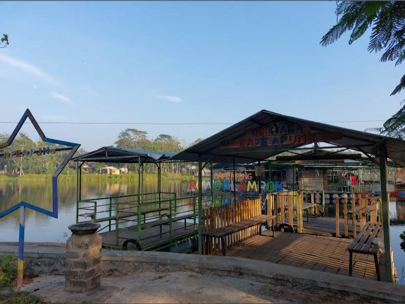 NYAMAN: Suasana asri dari Warung Apung Rowo Klampok.