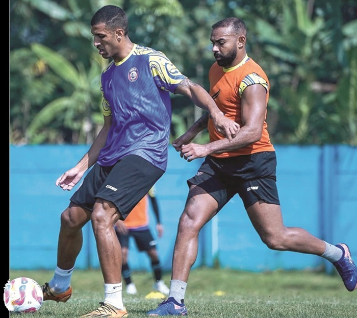 SIAP TEMPUR: Jayus Hariono (kiri) berusaha lepas dari penjagaan Julian Guevara dalam sesi latihan di ARG Soccer Field Lawang pada Senin lalu (14/7).