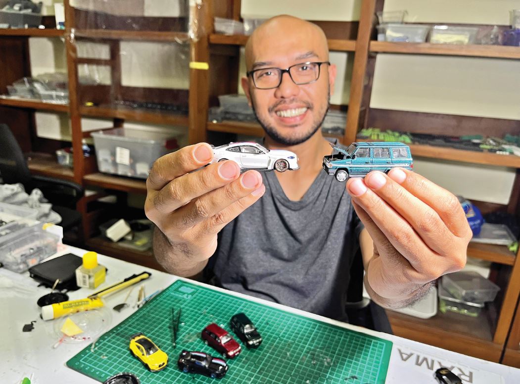 DETAIL: Ahmad Hafidh Azkia menunjukkan dua contoh diecast mobil karyanya yang sudah dipasarkan di dalam negeri maupun luar negeri.