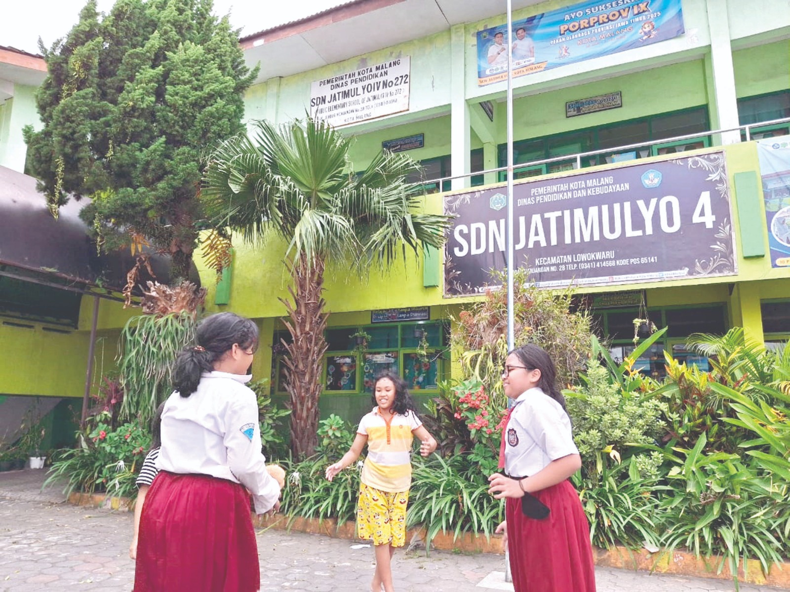 SEDIKIT SISWA BARU: Sejumlah pelajar di SD Negeri Jatimulyo 4 menyempatkan diri bermain setelah pulang sekolah, kemarin siang (15/7). Sekolah itu masih membuka pendaftaran siswa baru lewat jalur offli