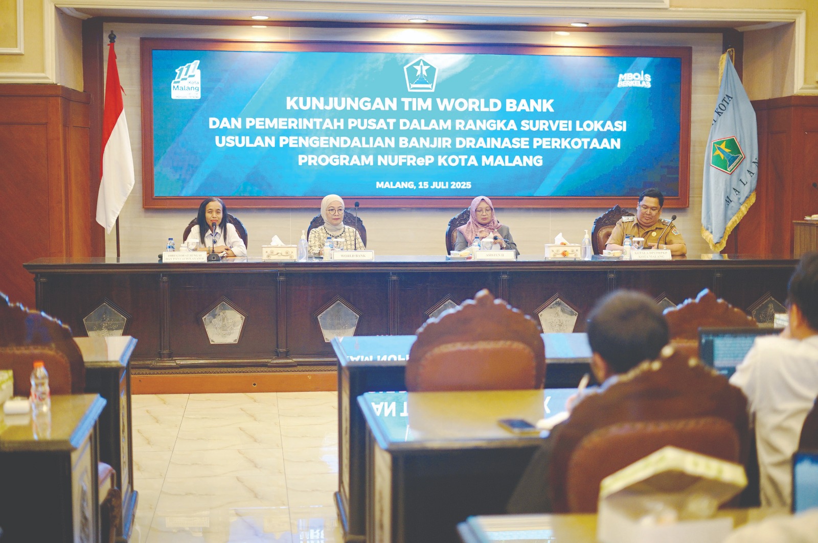 ADA PELUANG: Tim dari World Bank berkunjung ke Balai Kota untuk membahas rencana pembangunan dua drainase, kemarin.