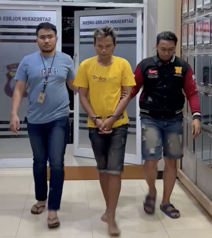 TIGA MASIH BURON: D, salah satu pelaku pencurian dan penculikan (tengah) digiring polisi ke Mapolres Gresik kemarin.