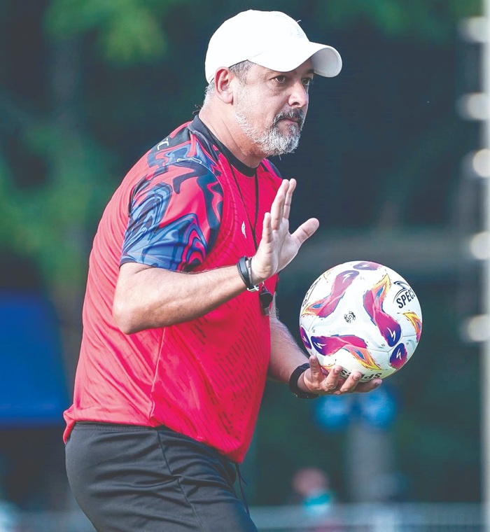 PENASARAN: Pelatih Kepala Unggul FC Malang Marcos Santos memberikan instruksi dalam sesi latihan di ARG Soccer Field kemarin.
