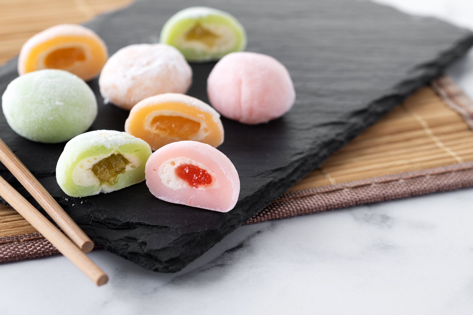 MANIS: Mochi terkenal dengan tekstur lembut dan kenyal.
