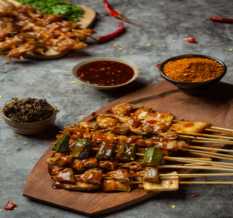 ENAK: Sate ayam dengan paprika dan sayur lainnya