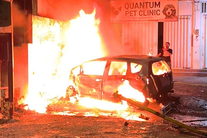 MEMBARA: Mobil Honda Jazz dengan nomor polisi N 1556 AAT terbakar setelah menabrak pohon dan kios bensin di Jalan Danau Bratan Raya, Kelurahan Sawojajar, Kecamatan Kedungkandang, kemarin (16/7), sekit