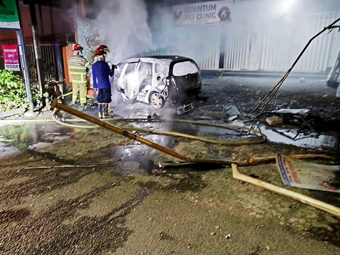 HANGUS: Tim damkar tiba di lokasi kejadian sekitar pukul 05.04 dan langsung melakukan pemadaman hingga pukul 05.25.