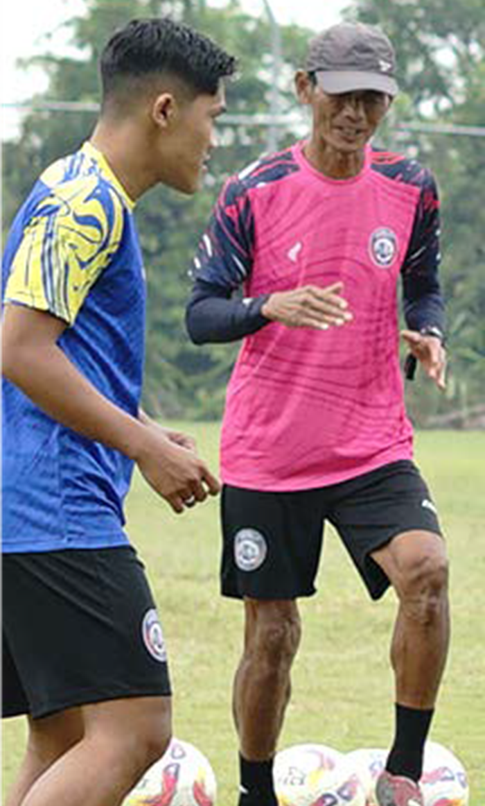 DAPAT TUGAS KHUSUS: Siswantoro (kanan) memantau latihan para pemain Arema FC di Lapangan Sepak Bola Universitas Brawijaya beberapa waktu lalu.