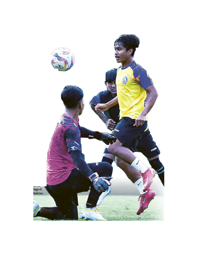 HADAPI PERUBAHAN: Hamzah Titofani (kanan) berhasil melakukan tendangan chip dalam sesi latihan di Lapangan Sepak Bola Universitas Brawijaya pekan lalu.