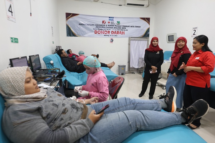 RUTIN: Ketua Ikatan Notaris Indonesia Malang Raya Arini Jauharoh (dua dari kanan) bersama anggota-anggotanya menggelar kegiatan donor darah di Kantor PMI Kota Malang, kemarin (16/7).