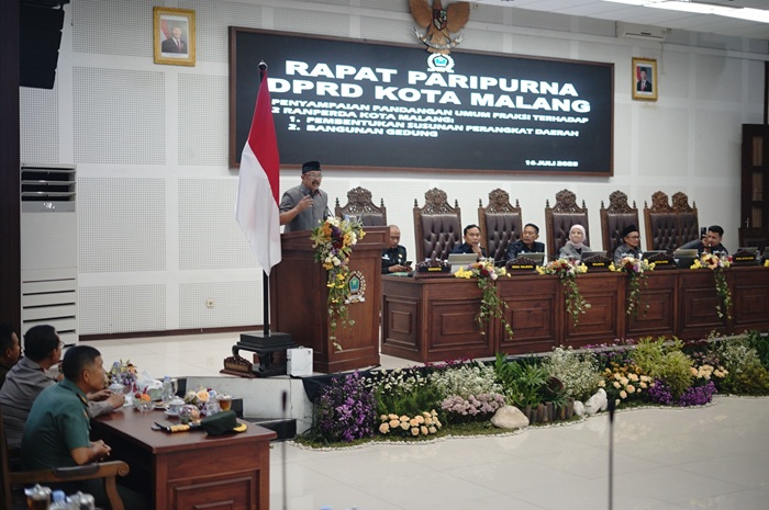 MINTA PEMKOT TEGAS: Anggota DPRD Kota Malang Arief Wahyudi (kiri) menyinggung perizinan toko minol dalam rapat paripurna, kemarin.