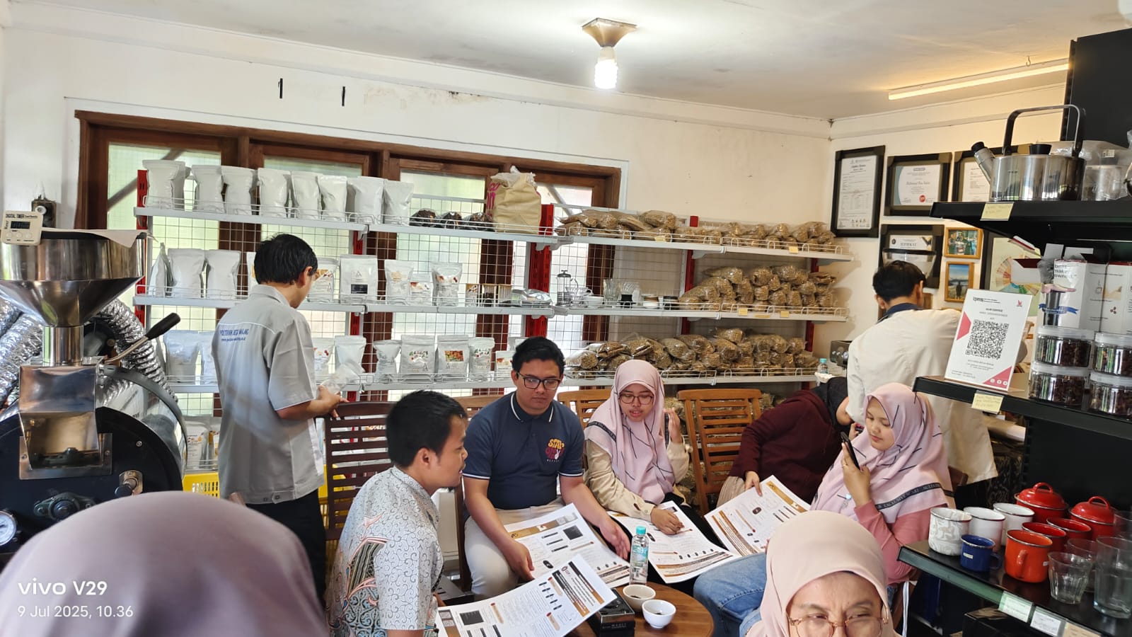 PEDULI UMKM: Tim dosen dan mahasiswa Jurusan Kimia Polinema memberikan pelatihan kepada UMKM Alir Coffee di Kecamatan Singosari pada 9 Juli.