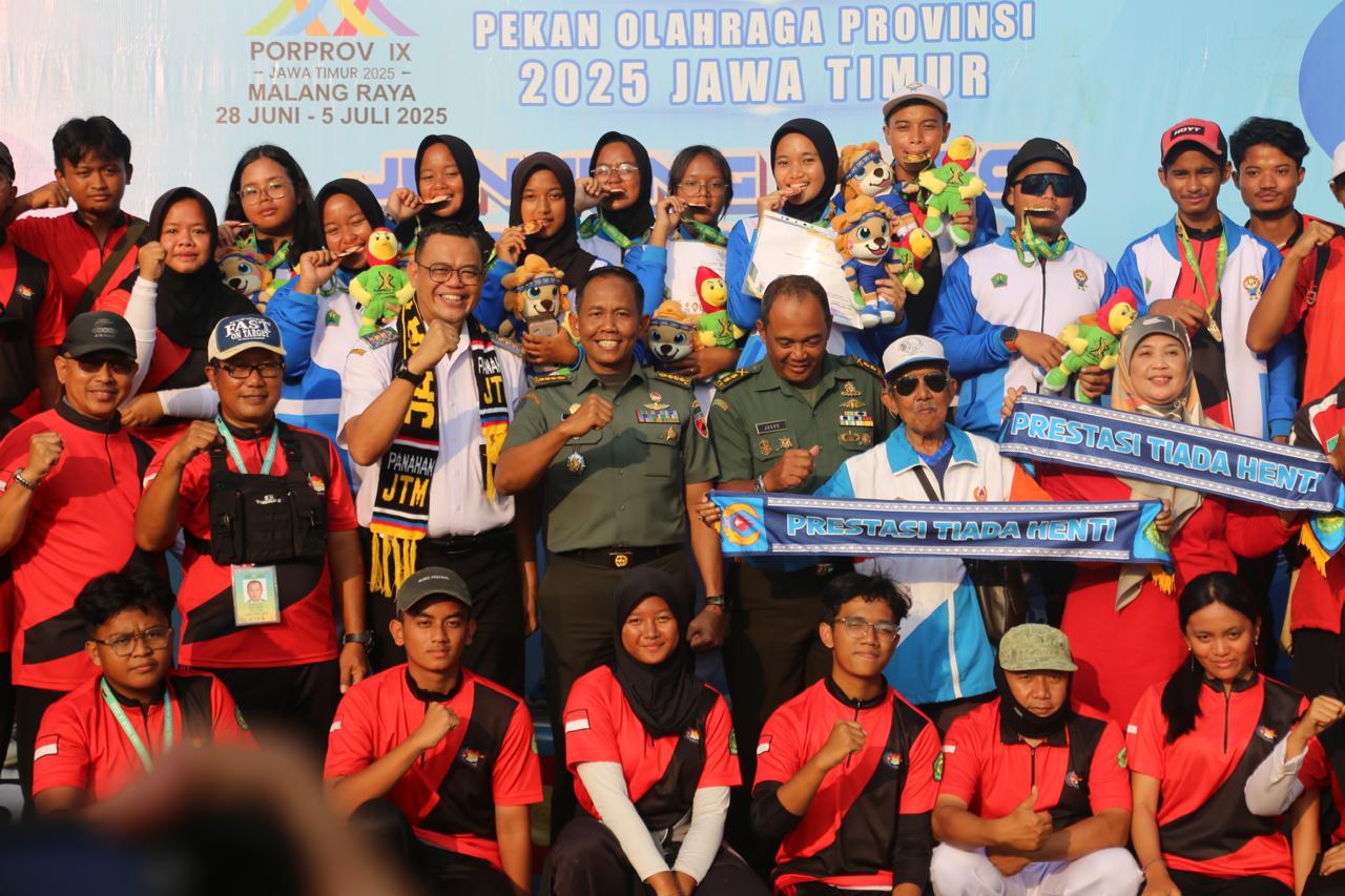 APRESIASI: Kaajendam V/Brawijaya Kolonel Caj Paham Priyono, S.E., M.M dan sejumlah atlet panahan saat Porprov IX Jatim.