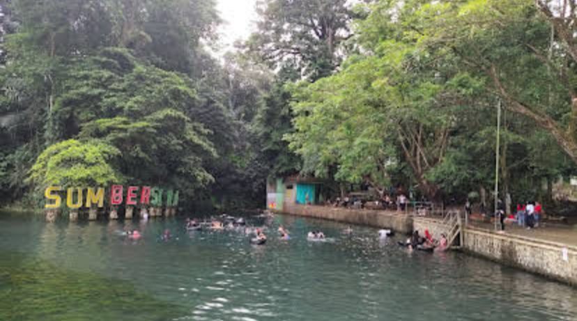 ASRI: Potret pengunjung yang menikmati nikmatnya berenang di Sumber Sira.