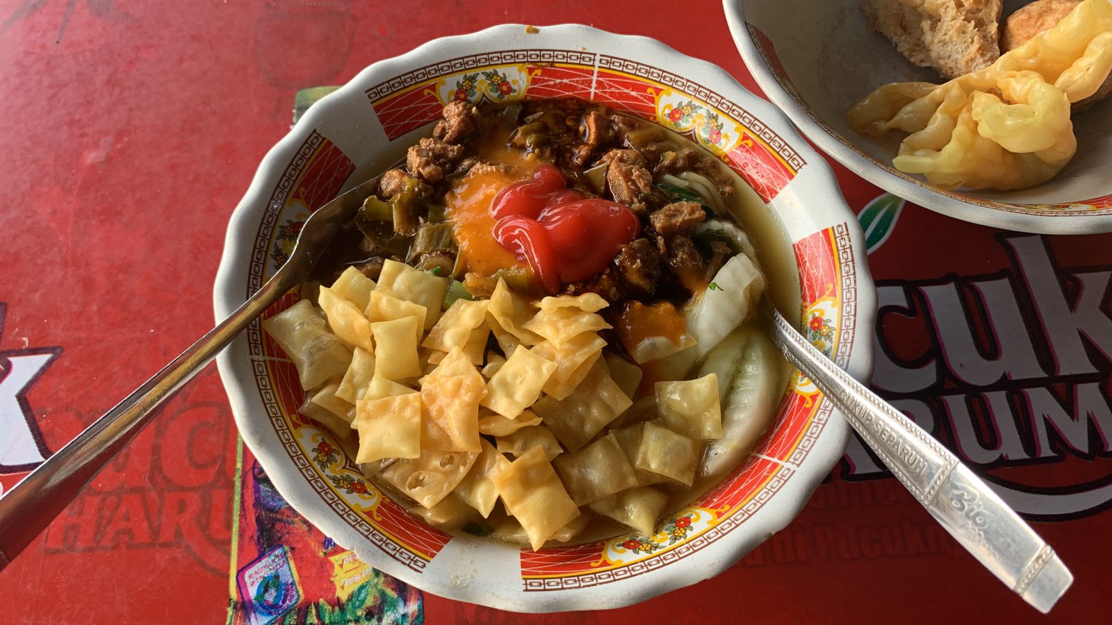 NIKMAT: Menyantap semangkuk hangat mi ayam menjadikan tenaga kembali pulih.