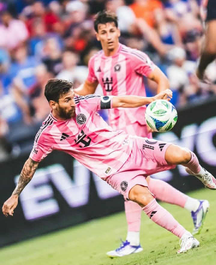PERCOBAAN: Tendangan dari Leonel Messi mampu dibendung oleh penjaga gawang Cincinnati.